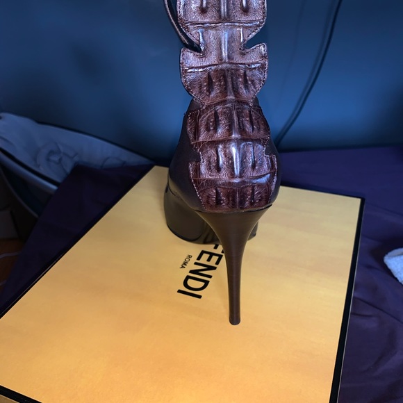 AUTHENTIC FENDI HEELS !!! BRAND NEW NEVER WORN BOX INCLUDED - Picture 3 of 4